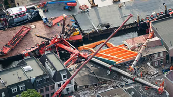 Đổ cần cẩu đang thi công, sập nhiều nhà dân