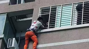 Trốn ngoài cửa sổ để tránh bị phát hiện ngoại tình