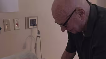 Cụ ông 92 tuổi nghẹn ngào hát tình ca bên giường bệnh vợ