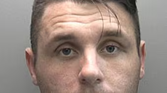 Bị bắt lại sau khi khoe ảnh trên Facebook