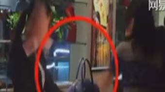 "Sốc" với cô gái ném tiền vào nhân viên bán hàng