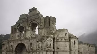 Hạn hán lộ ra nhà thờ 451 tuổi dưới lòng hồ