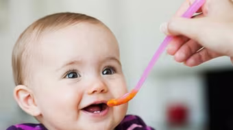 Trẻ ăn dặm khi 4-6 tháng chống dị ứng thực phẩm