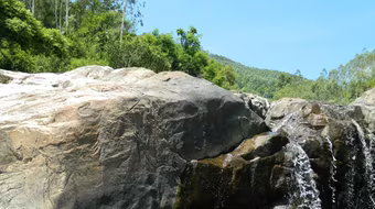 Sự thật về tảng đá chỉ điểm kho báu vua Chăm Pa