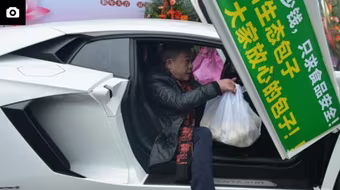 Lái siêu xe đi giao bánh bao