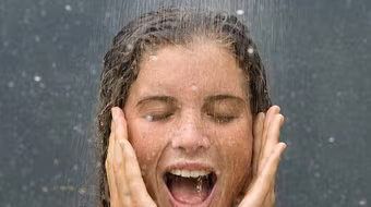 Không nên rửa mặt dưới vòi hoa sen