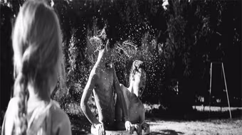 Khuyến khích con cái hòa mình với thiên nhiên