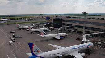 Máy bay bất ngờ sụp hố trên đường băng