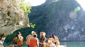 Nghịch lý dịch vụ rẻ, giá tour cao