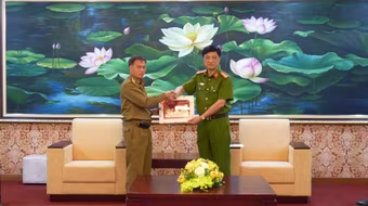 Đoàn cán bộ cảnh sát, Bộ An ninh Lào học tập, trao đổi kinh nghiệm với CATP Hà Nội