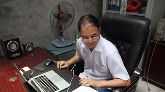 Người thợ cơ khí chế tạo xe bọc thép