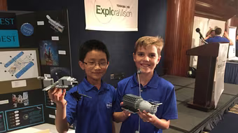 Sửng sốt với hai cậu bé người Mỹ sáng chế phi thuyền dọn rác vũ trụ