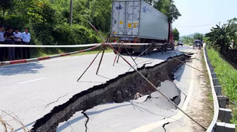 Quốc lộ 32C bị sạt, lún dài 30m