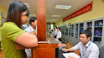 Người dân quen dần việc khai hồ sơ trực tuyến