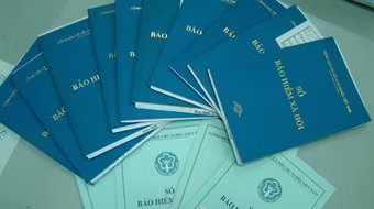 Công ty có quyền giữ sổ bảo hiểm của nhân viên?