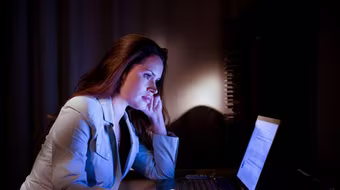 Bảo vệ làn da khi làm việc khuya