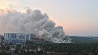 Thành phố với chiếc hồ bỗng dưng cháy ngùn ngụt