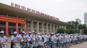 Đạp xe diễu hành, chào mừng 55 năm ngày thành lập ngành du lịch Việt Nam