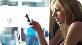 Sử dụng điện thoại giờ ăn trưa dễ mệt mỏi