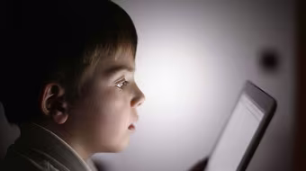 Điện thoại thông minh phá vỡ giấc ngủ của trẻ