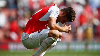 Giroud may mắn thoát khỏi chấn thương sọ não