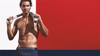 Tranh thủ ngày nghỉ, ông Vua mặt sân đất nện quảng cáo đồ lót