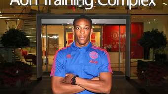 M.U mắc lỡm trong thương vụ Martial