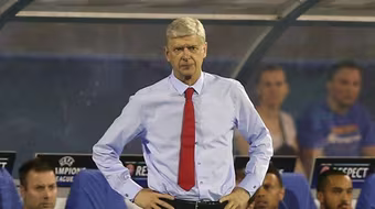 Cay cú vì thất bại, Wenger chỉ trích trọng tài