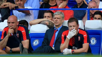 Wenger từ chối bắt tay Mourinho, nổi đóa với trọng tài