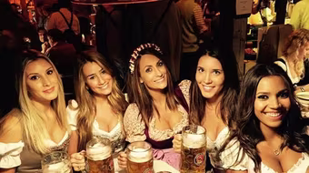 Dàn WAGs Bayern Munich khoe sắc trong lễ hội Oktoberfest