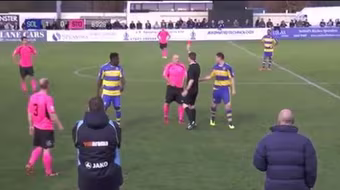 Hài hước với chiếc thẻ đỏ kỳ lạ nhất lịch sử