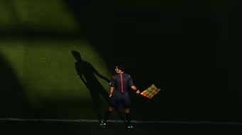 Cầu thủ bị treo giò 1 năm vì rút… "của quý" tấn công trọng tài