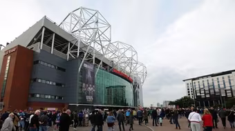 Fan cuồng của M.U bị bắt vì "cưỡng hôn" cảnh sát