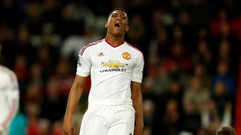 Manchester chia nửa, khi M.U gục ngã trước đối thủ "tí hon"