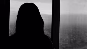 Một HLV ở Anh dọa giết bồ trẻ nếu công khai cuộc tình tay ba