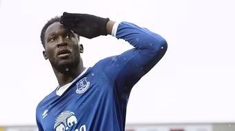 Mục tiêu theo đuổi của Chelsea, M.U và PSG có giá... trên trời