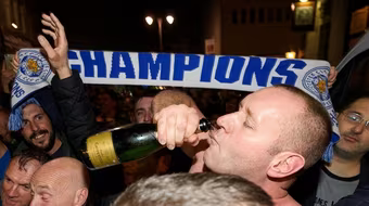 Leicester kiếm được bao nhiêu tiền từ chức vô địch Premier League?