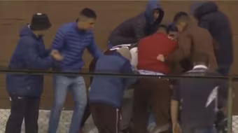 Fan hâm mộ bị đánh đập dã man vì ăn mừng nhầm chỗ