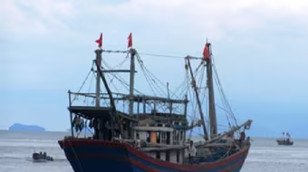 Tàu cá bị đánh lật chìm trên biển, 1 ngư dân mất tích