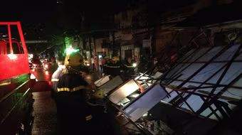 Biển quảng cáo "khổng lồ" bị đổ sập trong cơn giông 