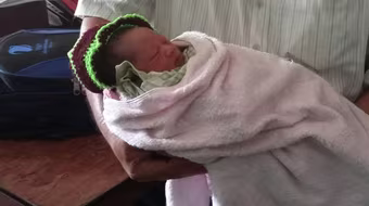 Phát hiện một bé trai sơ sinh còn nguyên dây rốn bị bỏ rơi