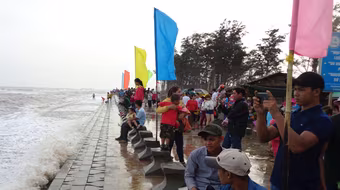 Hai người tử vong khi tắm biển Ba Động dịp Tết