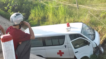 Xe cứu thương lao xuống rừng tràm, bệnh nhân trên xe tử vong