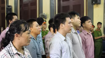 Nhóm bảo kê thu lợi 'khủng' từ việc cưỡng đoạn tiền của những người chuyển giới bán dâm