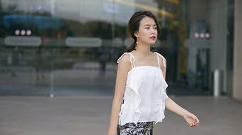 Hoàng Thùy Linh năng động xuống phố