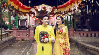 Uyên Trang rủ Quang Hà lên chùa xin lộc đầu năm mới