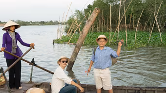 Bố con Hoàng Bách hào hứng chèo thuyền khi quay MV mới