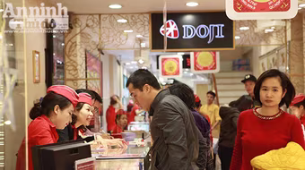 Thêm hình ảnh người Hà Nội xếp hàng mua vàng ngày vía thần tài