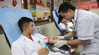 Hơn 700 cán bộ, y bác sĩ tình nguyện hiến máu 