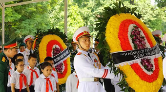 Đại biểu thanh thiếu nhi cả nước viếng Chủ tịch nước Trần Đại Quang